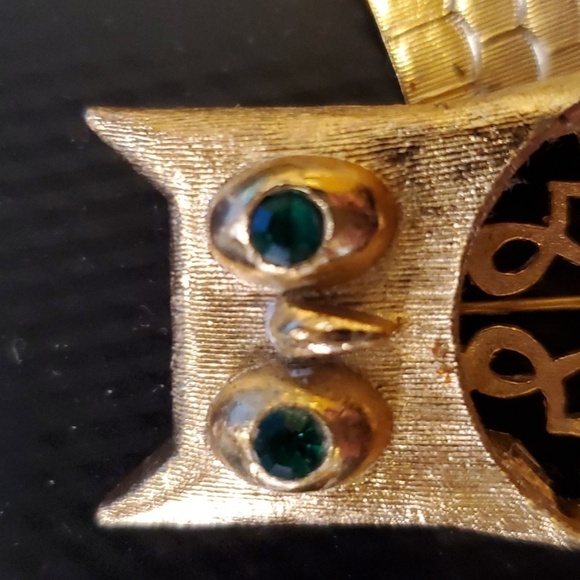 Avon Vintage Owl brooch 2.25 inch gold tone Secret Compartment or locket. - Picture 5 of 5